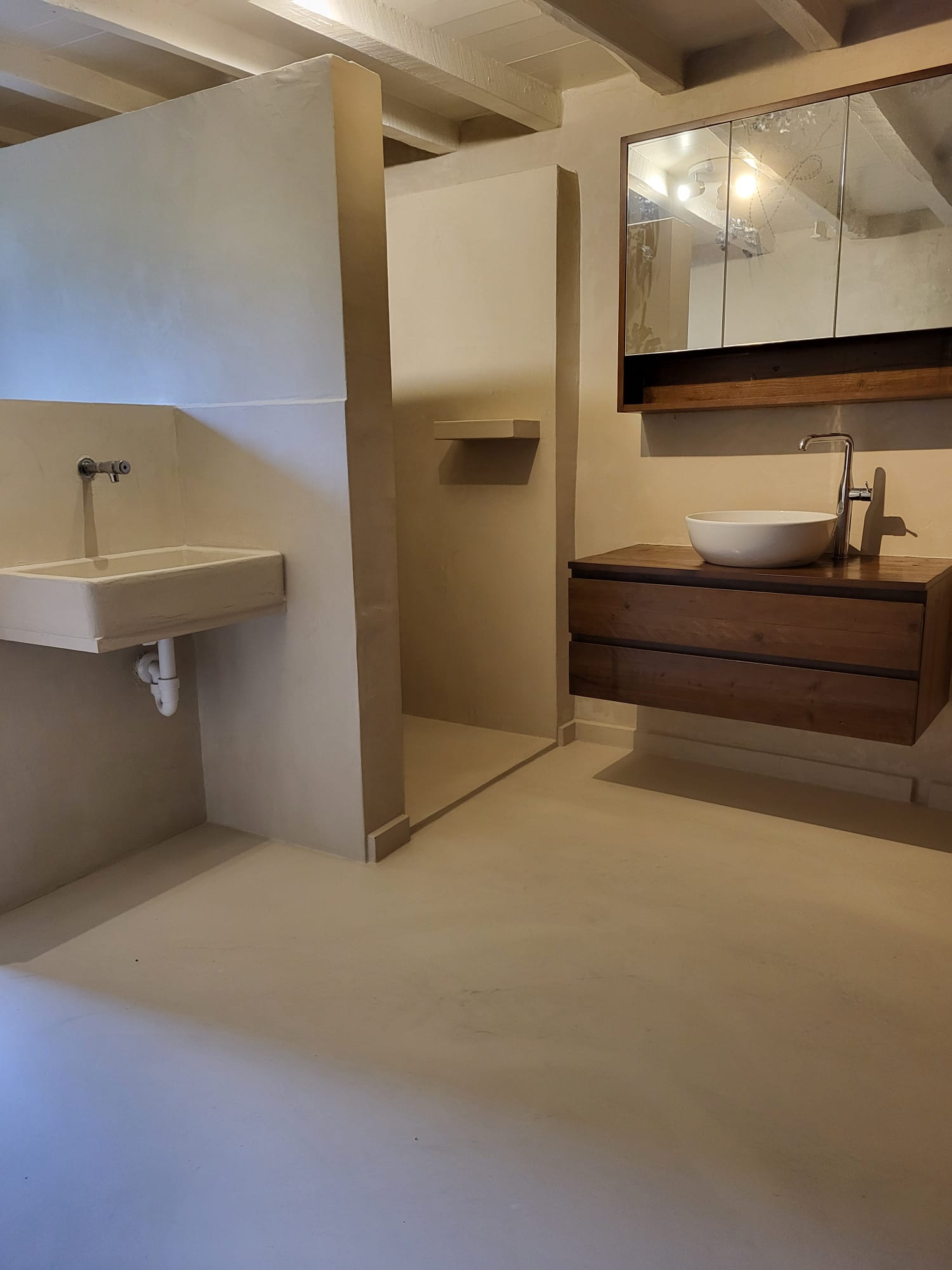 patint badkamer houten balken